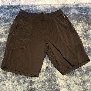 Lulu Lemon Men’s M 7” short with liner